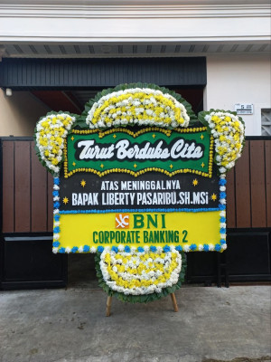 Papan Bunga Duka di Teras Terunjam