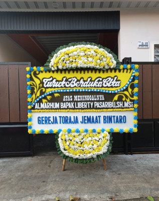 Papan Bunga Duka di Teras Terunjam