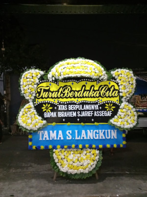 Papan Bunga Duka di Teras Terunjam